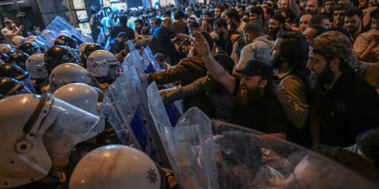 Des affrontements entre des manifestants et la police à Istanbul, le 30 juin 2025 (Getty Images)